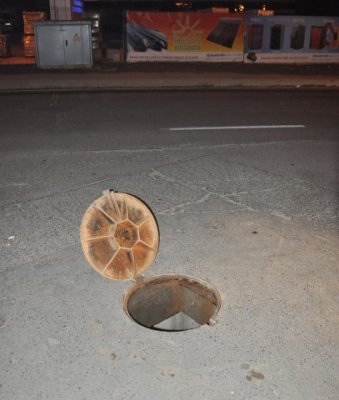 Au fost prinşi indivizii care furau capace de canalizare
